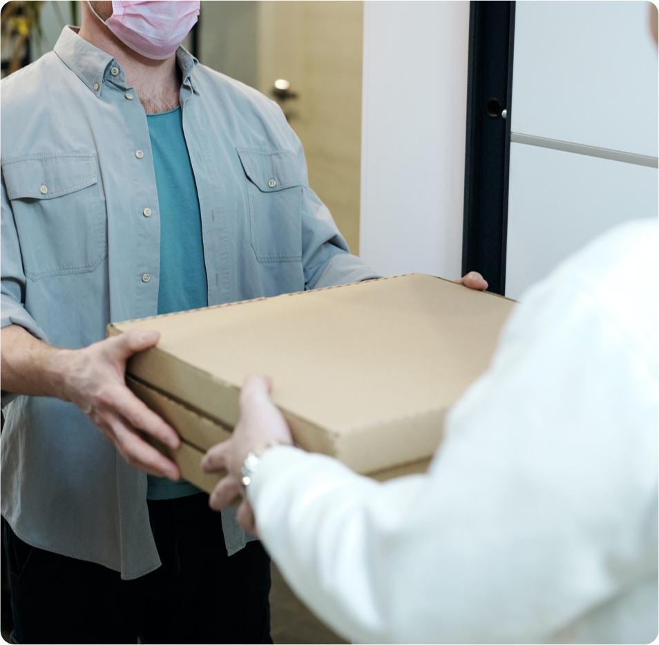 hombre recibiendo un pedido